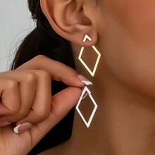 1 par de pendientes minimalistas con forma geométrica hueca en forma de diamante. El diseño de los pendientes tiene dos estilos de uso, pinzas para la oreja con forma de diamante única, apropiados para mujeres