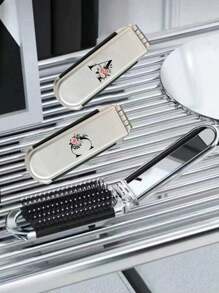 Gương trang điểm và làm tóc gấp gọn 2 trong 1 – Di động, để bàn, họa tiết hoa chữ cái đen A-Z, dụng cụ làm đẹp hiện đại cho du lịch, lược gấp kèm gương trang điểm, dễ mang theo, hoàn hảo cho du lịch, lược đệm khí đa năng, lược massage da đầu (Không bao gồm Q/U/X) - Bạc - Xem 3