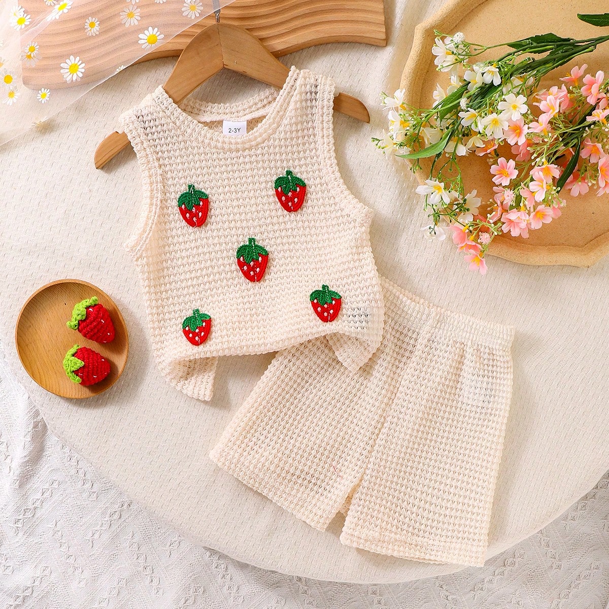 Conjunto de 2 piezas de top tejido con diseño de fresa hueca y shorts de unicolor transpirable para niña