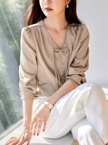 YUXIN 女士春夏新款中国风V领系带衬衫，亮面面料和纽扣设计，优雅修身，适合通勤和约会 - 卡其色 - 查看 6