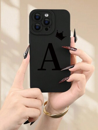 1 buc Coroană și A/M Literă Model 2D Popular Creativ Personalizat Vintage Clasic Minimalist Coroană Literă Stil estetic Potrivit ca ziua de naștere, Ziua Îndrăgostiților, Cadou de Anul Nou pentru bătrâni, prieteni, familie, cupluri, pentru tine însuți. Carcasa protectoare moale, neagra mata, anti-praf, anti-apa, compatibila cu iPhone 16/15/14/13/12/11/Pro/ProMax/X/XR/XS/XSMAX/7/8/PLUS si modele
