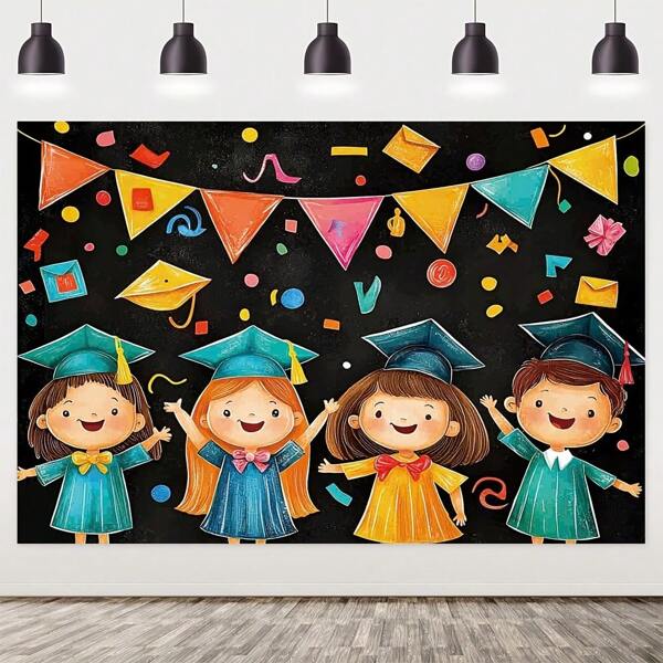 1 pezzo Sfondo fotografico a tema laurea, motivo 2D, in materiale di poliestere, sfondo nero con 4 giovani che indossano toghe da laurea e coriandoli colorati, fiocchi, buste, nastri arricciolati come decorazioni, adatto per fotografia indoor, fotografia commemorativa, feste di vacanza, ritratti di famiglia