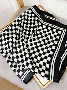 1条27.5英寸*27.5英寸黑白棋盘格纹仿丝方巾，经典百搭，适合女性日常装饰、街头风和商务场合穿着。 - 黑與白 - 查看 3