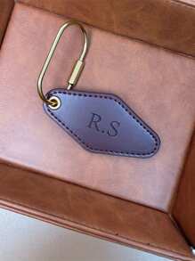 【个性化】个性化定制名字仿皮钥匙扣，时尚礼物，男女皆宜，可作背包饰品配件，不锈钢材质，色彩缤纷，可爱俏皮，趣味十足，卡哇伊风，千禧年复古风，时尚百搭，休闲百搭，可定制，是送给她、家人、朋友的理想礼物，适合情人节、母亲节等场合，冬日优雅，旅行收纳包。 - 鑰匙扣 - 查看 10