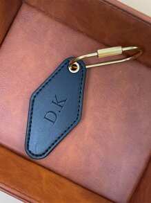 【个性化】个性化定制名字仿皮钥匙扣，时尚礼物，男女皆宜，可作背包饰品配件，不锈钢材质，色彩缤纷，可爱俏皮，趣味十足，卡哇伊风，千禧年复古风，时尚百搭，休闲百搭，可定制，是送给她、家人、朋友的理想礼物，适合情人节、母亲节等场合，冬日优雅，旅行收纳包。 - 鑰匙扣 - 查看 3