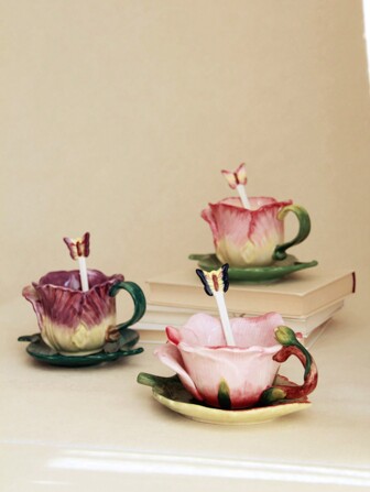 1 Juego de taza y platito de té de cerámica con flores pintadas a mano, taza de café con rosa, tulipán y margarita esculpidas en 3D, 1 pieza de 150ml (5oz) con asa, 1 pieza de plato con hoja, 1 pieza de cuchara con mariposa, decoración única para el hogar, regalo para San Valentín, Día de la Madre, Navidad