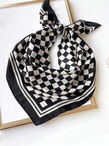 1条27.5英寸*27.5英寸黑白棋盘格纹仿丝方巾，经典百搭，适合女性日常装饰、街头风和商务场合穿着。 - 黑與白 - 查看 2