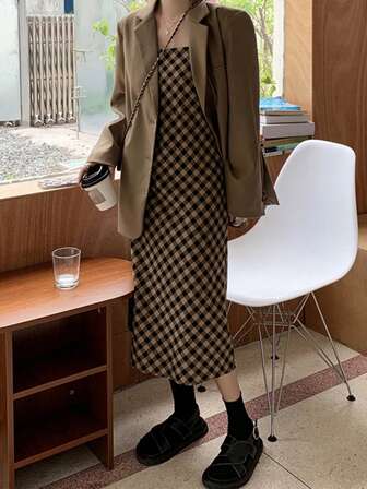 复古格纹吊带迷你连衣裙，设计细节，适合作为分层单品