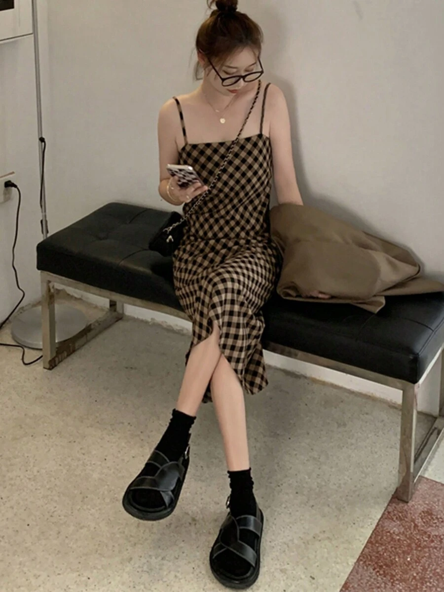 Đầm mini hai dây họa tiết kẻ caro cổ điển, chi tiết thiết kế, thích hợp mặc ngoài vào mùa xuân, phong cách thường ngày thanh lịch. - Màu Khaki - Xem 1