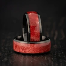 优雅的 8 毫米钨钢结婚戒指，搭配玫瑰木镶嵌 - “他或她”黑色钨钢承诺戒指，适合周年纪念、生日等 - 不锈钢和木制工艺 - 戒指 - 查看 3