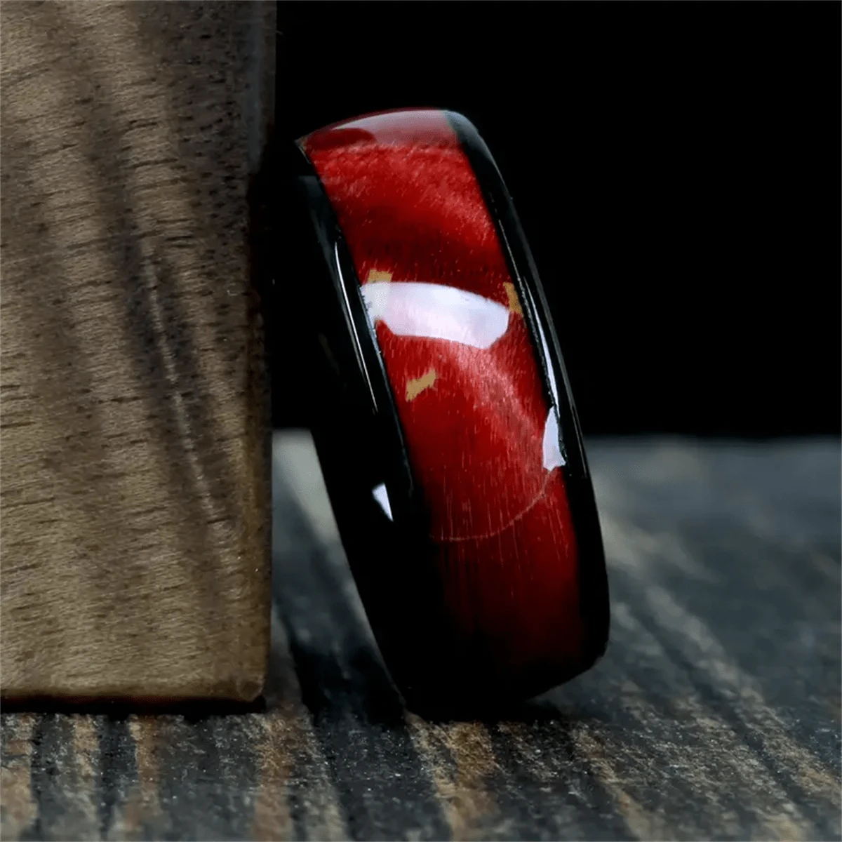 优雅的 8 毫米钨钢结婚戒指，搭配玫瑰木镶嵌 - “他或她”黑色钨钢承诺戒指，适合周年纪念、生日等 - 不锈钢和木制工艺 - 戒指 - 查看 1