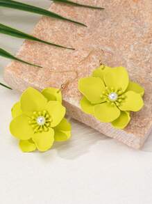 1 par de pendientes florales delicados con diseño de pétalos multicapa, centro de perla artificial, adecuados para uso diario de mujeres o como regalo para el amor