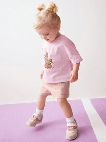 Set de 2 piezas de ropa de verano para niñas: Camiseta de manga corta rosa con estampado de conejo que dice "Cherish Friendship" y shorts tipo cargo a juego con estampado floral - Ropa suave para niñas jóvenes