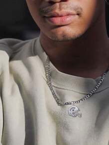 1款时尚简约橄榄球头盔项链，镌刻定制款式，运动迷必备配饰！工艺精湛，彰显个性风格，适合球迷、球员以及热爱运动的你。独特的设计，情侣、朋友送礼的首选，让爱与激情随着项链传递，铭记每一个热血瞬间！ - 彩色 - 查看 4