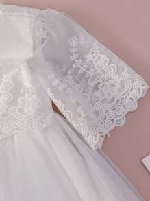 女婴白色蕾丝薄纱连衣裙、洗礼礼服、生日派对礼服
