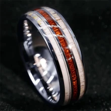 优雅的 8 毫米钨钢结婚戒指，搭配玫瑰木镶嵌 - “他或她”黑色钨钢承诺戒指，适合周年纪念、生日等 - 不锈钢和木制工艺 - 戒指 - 查看 9