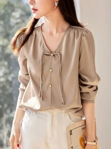 YUXIN 女士春夏新款中国风V领系带衬衫，亮面面料和纽扣设计，优雅修身，适合通勤和约会 - 卡其色 - 查看 4