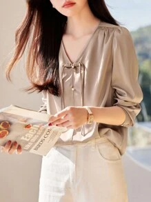 YUXIN 女士春夏新款中国风V领系带衬衫，亮面面料和纽扣设计，优雅修身，适合通勤和约会 - 卡其色 - 查看 5