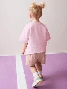Set de 2 piezas de ropa de verano para niñas: Camiseta de manga corta rosa con estampado de conejo que dice "Cherish Friendship" y shorts tipo cargo a juego con estampado floral - Ropa suave para niñas jóvenes