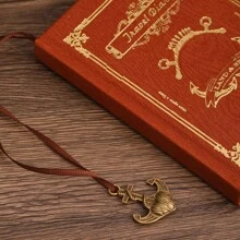 1 Copy/2 Copies/3 Copies/5 Copies/6 Copies/Gift Box Set/Vintage Soft Leather Hardcover Notebook With 200 Pages. It Features A Hollow-Out Design On The Cover, A Satin Ribbon Bookmark, An Anchor Decoration, Metal Edges For Fixation, And Eye-Protecting Paper. It Is Suitable For Office Business, Campus Life, Daily Use And As A Holiday Gift. It's A High-Quality Office Meeting Notebook, Diary, Journal And Record Book.