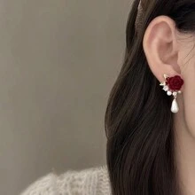 1 par de pendientes colgantes con perla falsa y diamante de imitación en forma de rosa de terciopelo rojo