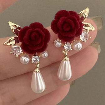 1 对红色天鹅绒玫瑰人造珍珠配水钻吊坠耳环