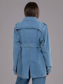 女士长款牛仔夹克，配腰带和腰带，百搭