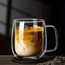 Taza de café de vidrio de doble pared de 12 onzas con asa, fabricada en vidrio borosilicato de alta calidad, aislada para bebidas calientes y frías, reutilizable y adecuada para café con hielo, té y leche, diseño elegante para el hogar y accesorio de cafetería, ideal para volver al colegio