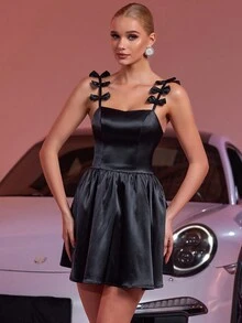 DM女士无袖优雅可爱蝴蝶结下摆迷你连衣裙。适合派对、婚礼、毕业典礼、度假、返校节等场合。女士春季服装，婚礼宾客鸡尾酒会礼服