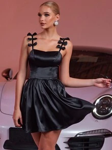 DM女士无袖优雅可爱蝴蝶结下摆迷你连衣裙。适合派对、婚礼、毕业典礼、度假、返校节等场合。女士春季服装，婚礼宾客鸡尾酒会礼服