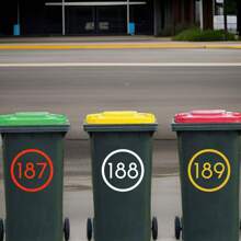 1 件定制反光垃圾桶编号 - 个性化不干胶标签，带有房屋和街道名称，PET 材料，图形印刷