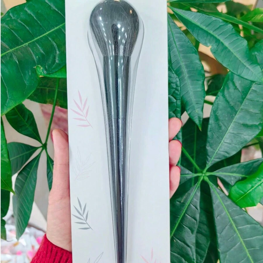 Hochwertige einzelne schwarze Großformat Make-up-Pinsel, weiche und glatte Textur, elastisch, haltbarer und verschleißfester Aluminiumlegierungsferrule, angenehm zu halten