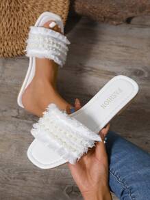 1 par de sandalias planas de mujer con borlas de estilo festivo y hermosas. Sandalias de playa para verano. Chanclas de gasa y perla, pantuflas de interior, Top tejida, suela media suave, para viajar y vacaciones, estilo casual, estética de hadas, pantuflas planas de verano.