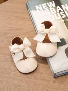 1 双可爱蝴蝶结公主风格女童初学走路鞋