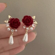 1 par de pendientes colgantes con perla falsa y diamante de imitación en forma de rosa de terciopelo rojo