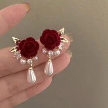 1 par de pendientes colgantes con perla falsa y diamante de imitación en forma de rosa de terciopelo rojo