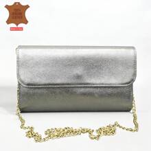 Bolsa transversal em couro metálico, fabricada na Itália. Possui fecho de zíper, bolsos separados e alça de ombro ajustável com detalhes bordados. Pode ser usada transversal ou no ombro. O estilo é casual e moderno. Mochila escolar
