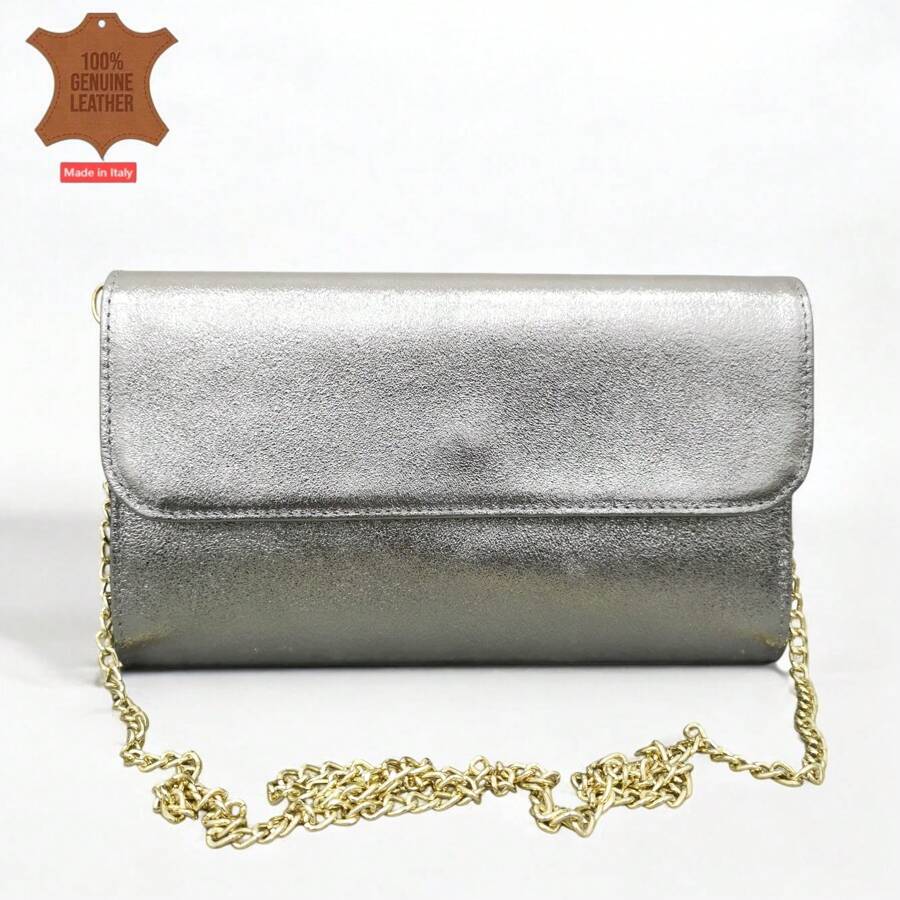 Bolsa transversal em couro metálico, fabricada na Itália. Possui fecho de zíper, bolsos separados e alça de ombro ajustável com detalhes bordados. Pode ser usada transversal ou no ombro. O estilo é casual e moderno. Mochila escolar