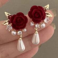 1 par de pendientes colgantes con perla falsa y diamante de imitación en forma de rosa de terciopelo rojo