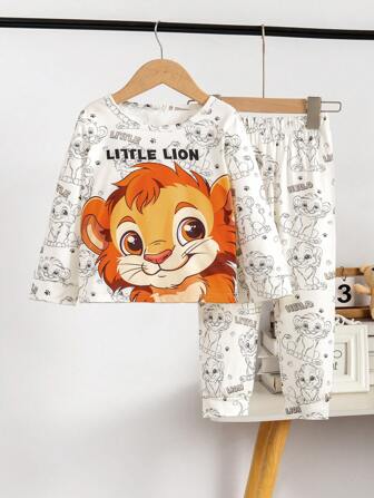 Set da ragazzo giovane con tema simpatico del leone, composto da maglietta a maniche lunghe e pantaloni, realizzato in tessuto morbido e confortevole per coccolare la pelle delicata. Il design grazioso con stampa del leone aggiunge un tocco di fascino giocoso, adatto per uso casual quotidiano o attività sportive, caldo e divertente.