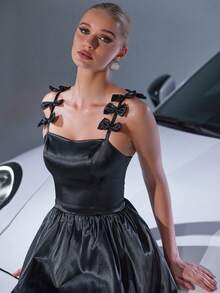 DM女士无袖优雅可爱蝴蝶结下摆迷你连衣裙。适合派对、婚礼、毕业典礼、度假、返校节等场合。女士春季服装，婚礼宾客鸡尾酒会礼服