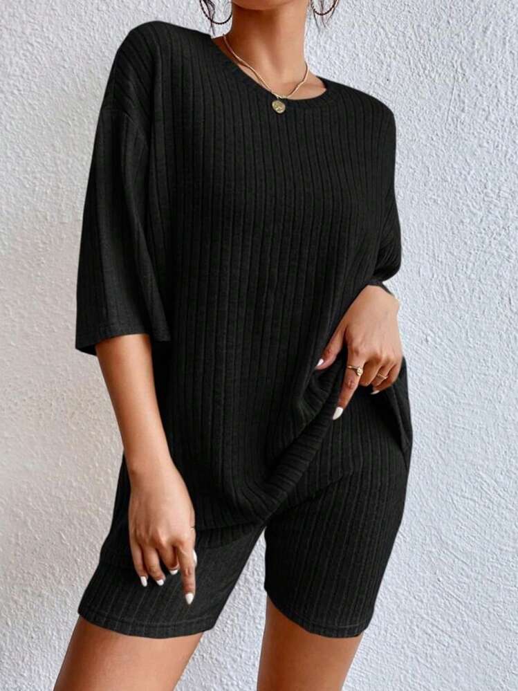 Bộ đồ ngủ mặc nhà 2 món gồm áo thun trơn cổ tròn rộng rãi có gân và quần short cho nữ - Xem 1