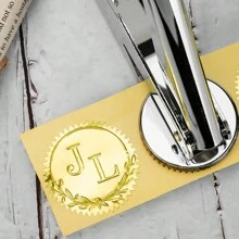 1 Stück personalisierter Initialen Buchprägerstempel, personalisierter Bibliotheksstempel, Scrapbooking Prägegerät, personalisierter Umschlagprägerstempel, Handprägegerät, Initialen Prägerstempel, Datumsprägerstempel, Hochzeits-Prägungsstempel, Papier-Prägungsstempel, für Geschäft/Arbeit/Büro modern, vintage, Cartoon, Kawaii, personalisiert, Mitarbeiter, Kunden, Studenten, für Geschäft/Arbeit/Schulanfang, für Universität, saisonale Auswahl, Büro & individualisierte Stempel