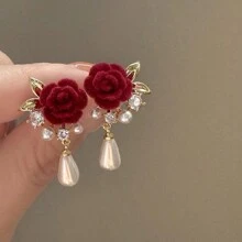 1 par de pendientes colgantes con perla falsa y diamante de imitación en forma de rosa de terciopelo rojo