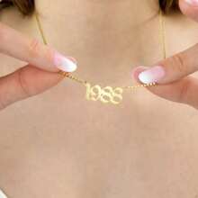 Collar con números góticos - Collar con fecha personalizada - Collar con año de nacimiento - Collar personalizado • Collar con año personalizado • Gótico personalizado - Multicolor - Ver 4