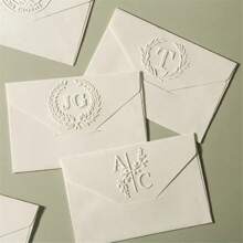 1 Stück personalisierter Initialen Buchprägerstempel, personalisierter Bibliotheksstempel, Scrapbooking Prägegerät, personalisierter Umschlagprägerstempel, Handprägegerät, Initialen Prägerstempel, Datumsprägerstempel, Hochzeits-Prägungsstempel, Papier-Prägungsstempel, für Geschäft/Arbeit/Büro modern, vintage, Cartoon, Kawaii, personalisiert, Mitarbeiter, Kunden, Studenten, für Geschäft/Arbeit/Schulanfang, für Universität, saisonale Auswahl, Büro & individualisierte Stempel