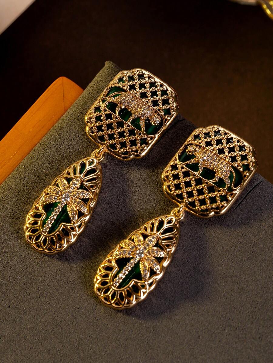 A Pair Of Vintage Medieval Court-Style Rhombic Geometric Pierced Inlaid Earrings Suitable As A Gift For Women With Strong Design Sense - Gold - View 1