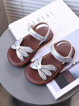 简单可爱的女孩凉鞋，带蝴蝶装饰钩环扣，软底公主鞋，适合所有季节