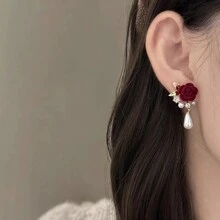 1 par de pendientes colgantes con perla falsa y diamante de imitación en forma de rosa de terciopelo rojo