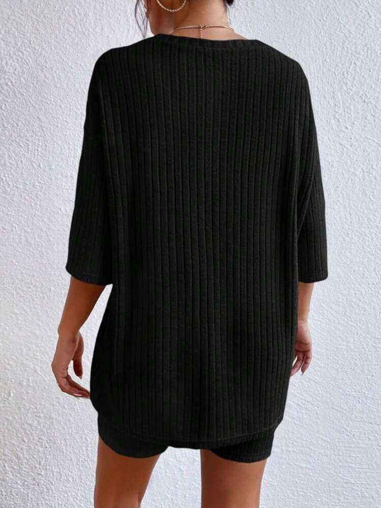 Bộ đồ ngủ mặc nhà 2 món gồm áo thun trơn cổ tròn rộng rãi có gân và quần short cho nữ - Xem 2